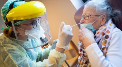 Test Dépistage Coronavirus - Personne âgée Maison de repos - Belga Benoit Doppagne