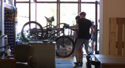 Marcel Bike Café Atelier En Selle Simone Forest - Capture BX1