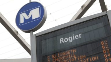 Un homme coincé dans le volet d’une station de métro perd la vie