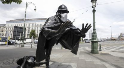Statue Policier Sainctelette avec masque - Belga Thierry Roge