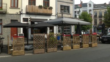 Covid-19 : quand les places de stationnement font place à des terrasses temporaires