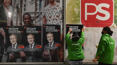 Greenpeace accroche des affiches des formateurs vieillis devant leurs bureaux de parti