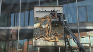 Saint-Michel retrouve sa place sur la façade de la nouvelle école à Molenbeek