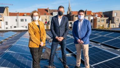 Laeken : plus de 600 panneaux photovoltaïques installés sur le toit de la piscine