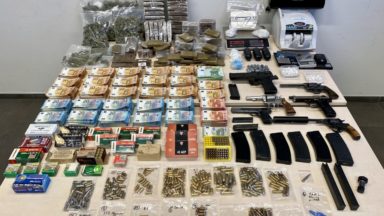 Etterbeek : des armes, plus de 18 kg de drogues et 146 525 € en cash derrière un faux mur