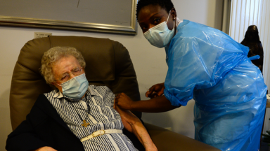 Les plus de 80 ans pourront recevoir une deuxième dose de rappel du vaccin