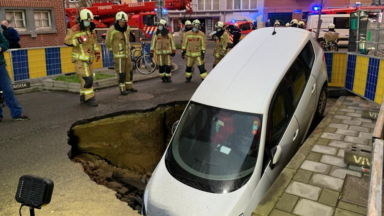 Etterbeek : une voiture prise au piège suite à un affaissement de chaussée