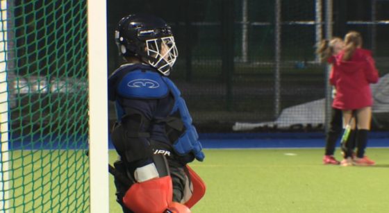 Un enfant gardien de but joue au hockey