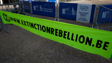 Extinction Rebellion détourne des panneaux publicitaires dans plusieurs communes bruxelloises