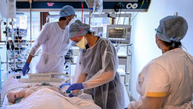 Covid-19 : plus de 300 personnes hospitalisées dont près d’un tiers en soins intensifs
