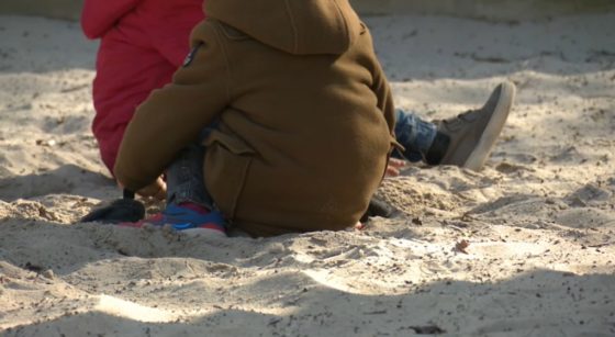 Enfants élèves jouent dans le sable Garderie école - Capture BX1