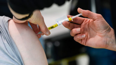 Les 16 et 17 ans pourraient être vaccinés durant les vacances d’été