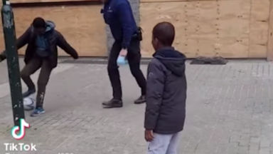 Des policiers bruxellois jouent au football avec des jeunes et font le buzz