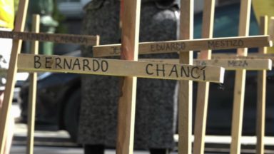 64 croix devant l’ambassade de Colombie pour dénoncer les assassinats de défenseurs de l’environnement