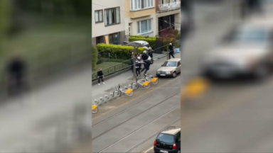 La police utilise des autopompes et du gaz lacrymogène dans les rues d’Ixelles