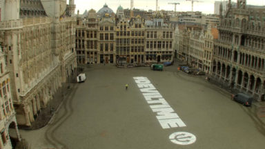 Un écriteau géant pour soutenir les Diables apparait sur la Grand-Place de Bruxelles