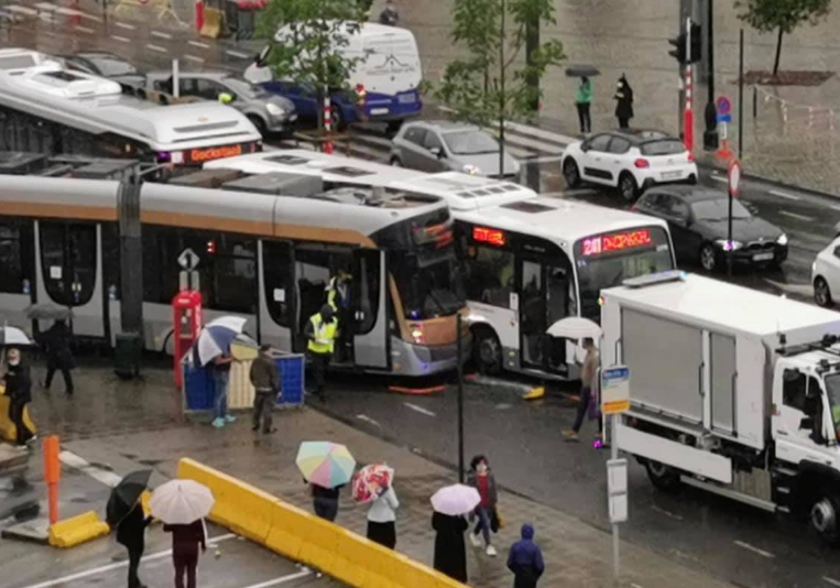 Une personne après un accident entre un tram de et un bus De Lijn - BX1