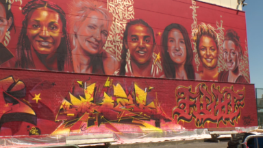 Amal Amjahid, Justine Henin et d’autres sportives s’affichent sur les murs du centre sportif d’Ixelles