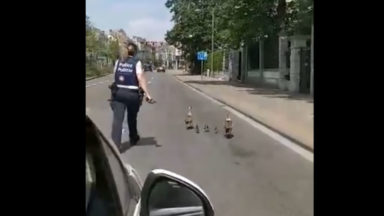 Insolite : une équipe de policiers bruxellois escorte une famille de canards jusqu’à son étang