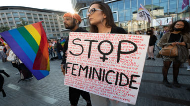 150 personnes ont manifesté mardi soir sur la place de la Monnaie pour dénoncer le double féminicide à Gouvy