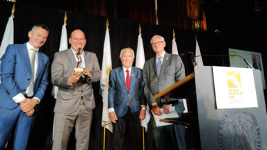 Bruxelles reçoit le trophée Willi Daume du Comité International pour le Fair-Play