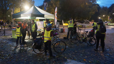 Dix communes bruxelloises distribueront des kits d’éclairage aux cyclistes ce jeudi