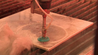 À Anderlecht, un laboratoire met une découpeuse à l’eau à disposition d’artisans