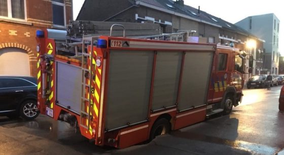 Camion de Pompiers SIAMU bloqué Affaissement de voirie - Walter Derieuw