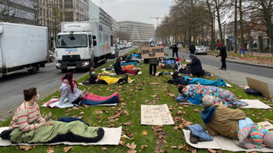 Des activistes campent devant le cabinet Mahdi en soutien aux demandeurs d’asile