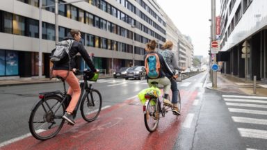 Bruxelles Mobilité célèbre le millionième cycliste sur la rue de la Loi avec des gaufres et du chocolat chaud