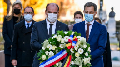 De Croo et Castex déposent une gerbe de fleurs au monument des victimes du 22 mars