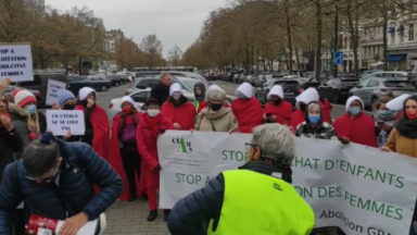 Des femmes manifestent contre la maternité de substitution