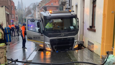 Laeken : un camion transperce la chaussée et provoque une fuite de gaz