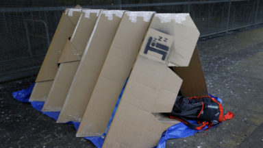Une tente de carton pour isoler du froid : l’opération Orig-Ami de retour auprès des sans-abris