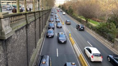 Des taxis manifestent sur les routes bruxelloises : ils demandent “le respect de l’ordonnance Sparadrap”