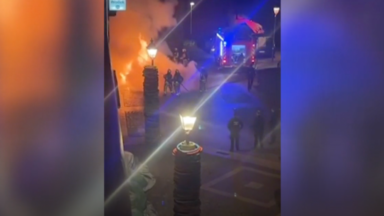 Une voiture prend feu drève de Rivieren à Jette (vidéo)