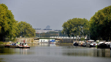 Une péniche s’enfonce dans le canal à Anderlecht alors que son propriétaire y séjournait