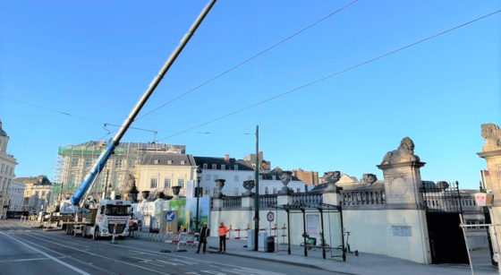 Installation de la grue pour réparer le toit du Palais des Beaux-Arts - Photo : Régie des bâtiments