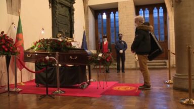 Les Bruxellois rendent hommage à Freddy Thielemans à l’Hôtel de ville