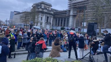 Cinq sans-papiers attaquent l’État belge : environ 150 personnes manifestent leur soutien