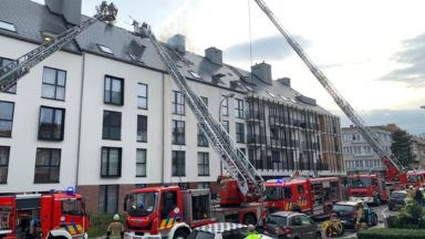 Jette : un important feu de toiture dans un bloc d’appartements rue de Laubespin
