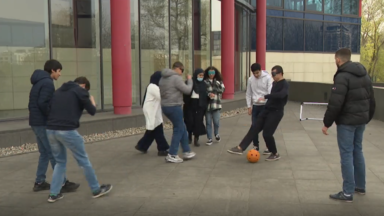 Cécifoot, basket avec gant de boxe… un atelier autour du handicap à l’école de La Sagesse à Anderlecht
