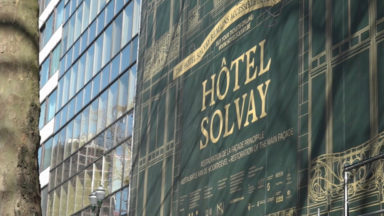 Les travaux de rénovation de la façade de l’Hôtel Solvay démarrent