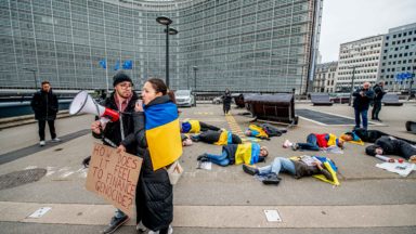 Des Ukrainiens couchés devant le Conseil européen pour des sanctions sur le gaz et le pétrole russe