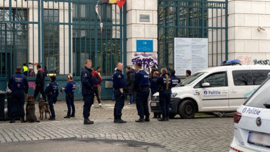 Molenbeek : important déploiement policier devant l’ancien siège de KBC