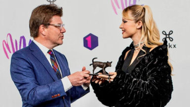 Angèle, victorieuse aux MIA’s, reçoit le Zinneke de Bronze comme “ambassadrice informelle” de Bruxelles