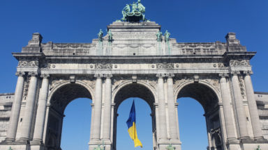 Journée de l’Europe : un drapeau ukrainien flotte sous les arches du Cinquantenaire