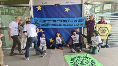 Des militants d’Extinction Rebellion bloquent l’entrée de la Commission européenne