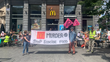 Des militants d’Extinction Rebellion font irruption dans le McDonald’s du piétonnier