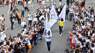 La Grand Place accueille les drapeaux olympique et paralympique de Paris 2024
